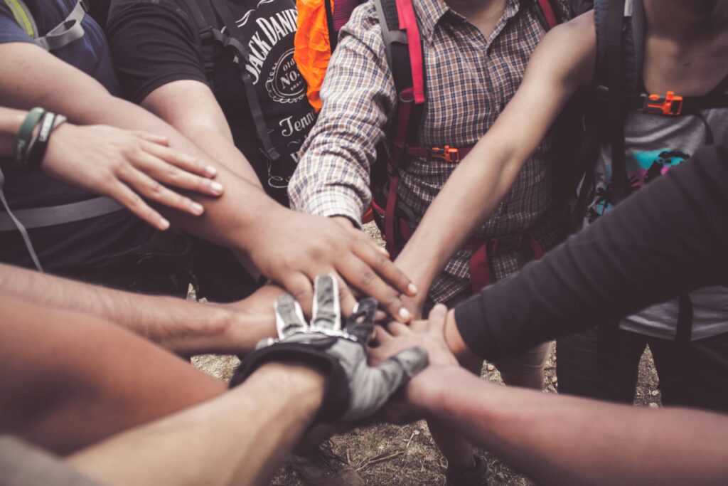 Mãos de equipa multidisciplinar umas sobre as outras