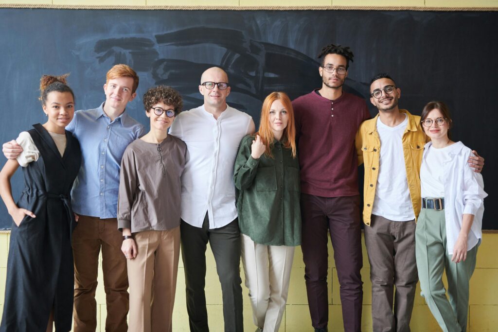 Equipa de trabalho multicultural com 4 homens e 2 mulheres