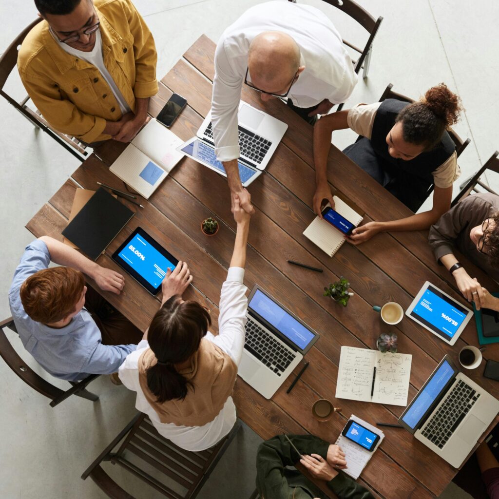 Reunião de equipa saudável, em torno de mesa de escritório